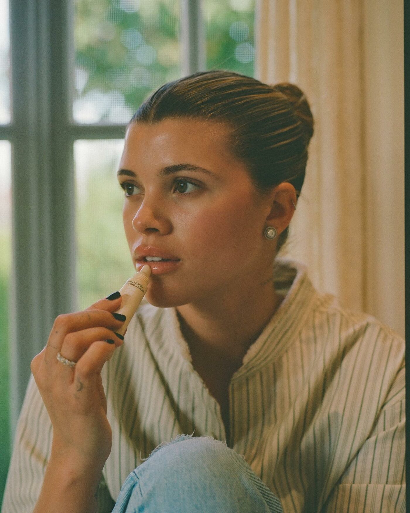 Sofia Richie Grainge Pokazala Kako Kreira Svoju Sleek Bun Frizuru Magme