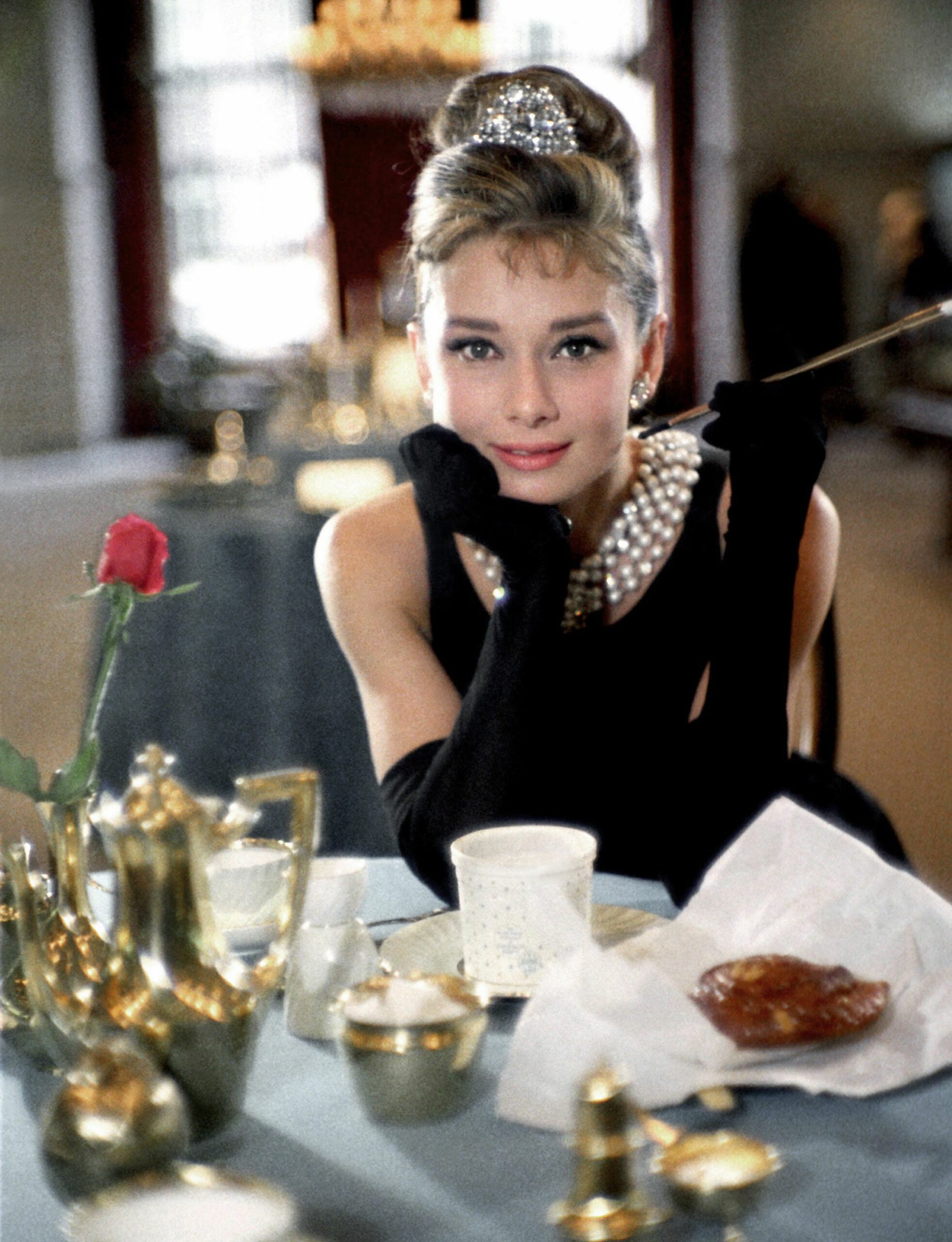Audrey Hepburn u filmu "Breakfast at Tiffany's" nosi kultnu Tiffany ogrlicu s žutim dijamantom od 128,54 karata 