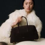 Ova torbica od brušene kože izgleda poput luksuznog modela i jako nam se sviđa!