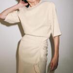 Zara ima haljinu koja izgleda kao dizajnerski komad – i bit će veliki hit ovog proljeća!