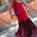 Crvena boja i resice čine ovu svečanu haljinu najpoželjnijim komadom sezone