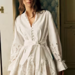 Sézane ima boho chic bijelu haljinu koja je savršena za ljetne dane