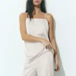 Ovaj elegantan komplet nosi high street potpis i na vrhu je naše shopping liste!