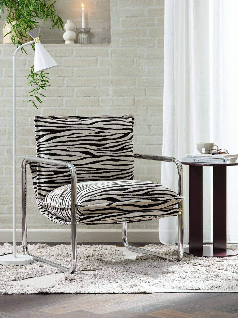 fotelja sa zebra printom