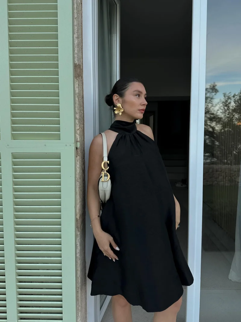 Photo shared by 𝑀𝐼𝐿𝐸𝑁𝐴 𝐾𝐴𝑅𝐿 on April 14, 2024 tagging @sezane. May be an image of 1 person, dress and sundress.