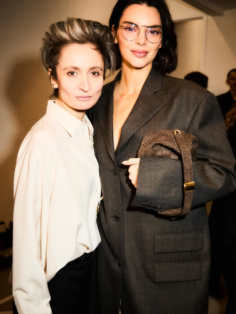 Photo shared by Calvin Klein on February 09, 2025 tagging @kendalljenner, and @veronicaleoni. Može biti slika sljedećeg_ 3 ljudi, kosa, šminka, dugi kaput, sako, odijelo i tekst.