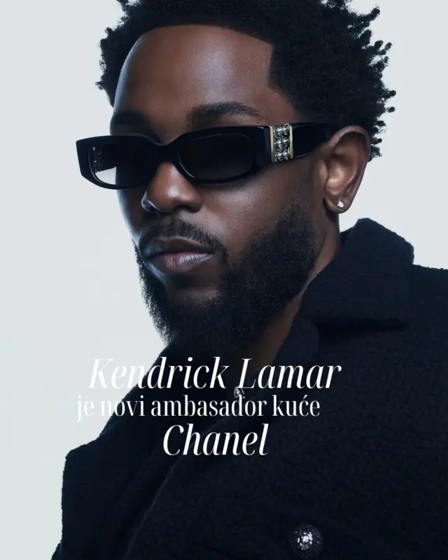 Legendarni rapper i dobitnik Pulitzerove nagrade, Kendrick Lamar, novi je ambasador modne kuće Chanel te zaštitno lice njihove kolekcije sunčanih naočala za 2025. godinu.

S brendom surađuje još od Met Gale 2023., a sada nosi atraktivne modele s pomičnim kristalićima koje je zabilježio Karim Sadli. Lamar se tako pridružio Timothéeju Chalametu u muškoj postavi ambasadora Chanela, a sve detalje donosimo na linku u opisu profila.

#MagMe @chanelofficial