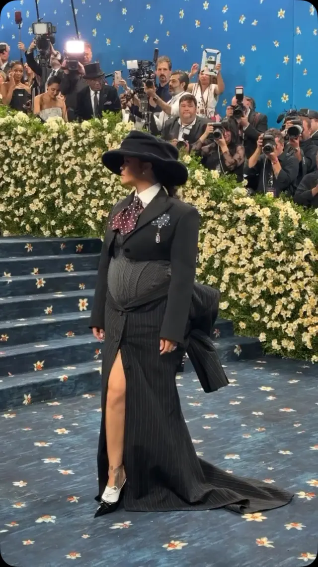 Glazbenica i poduzetnica Rihanna iskoristila je crveni tepih bala Met Gala kako bi objavila svoju treću trudnoću s rapperom i jednim od domaćina ovogodišnjeg događanja ASAP Rockyjem! Par već ima sinove - RZA i Riot. 🖤

#MagMe @voguemagazine