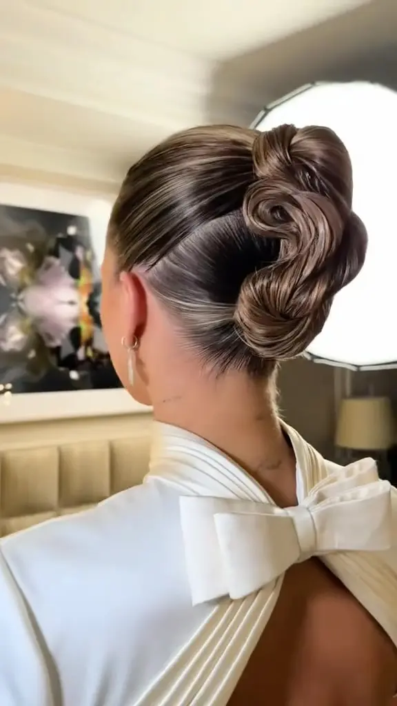 Sofia Richie Grainge ponovno je pokazala zašto je beauty inspiracija brojnih žena! Njezina punđa s Met Gale savršen je spoj minimalizma i glamura. 👌🏻✨

Sve detalje otkrivamo na linku u opisu profila!

#MagMe @kathleen_hair