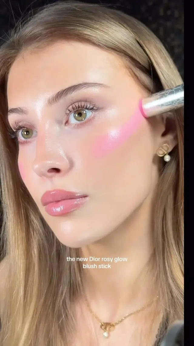 Novo Dior rumenilo u sticku već je makeup hit na TikToku! 💖

Dior Rosy Glow Blush Stick koristi pH-reaktivnu tehnologiju kako bi se nijansa prilagodila vašem tonu kože, a obogaćen je i njegujućim uljem trešnje. Dolazi u 7 nijansi i daje onaj svježe rumeni izgled s reflektirajućim sjajem koji obožavamo.

Sve detalje otkrivamo na linku u opisu profila!

#MagMe @jasminlily_