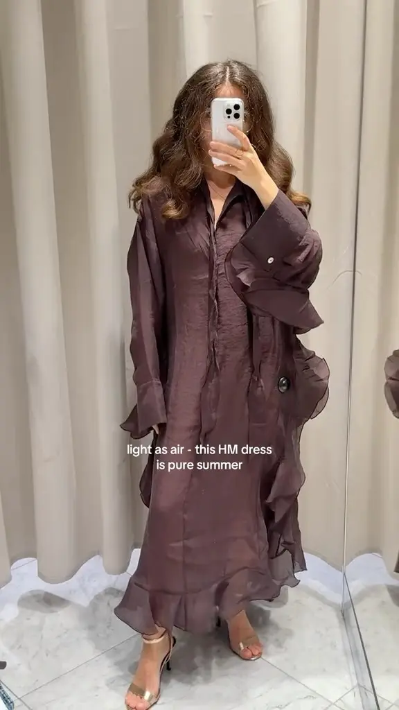 Ljeto je napokon stiglo, a mi smo pronašli haljinu iz snova! Lepršavi, chic i savršeno udoban – ovaj H&M kaftan model u čokoladnoj nijansi idealan je za svaki ljetni scenarij, od jutarnje kave do večernjeg izlaska!

Sve o modelu koji želimo, otkrijte na linku u opisu profila!

#MagMe