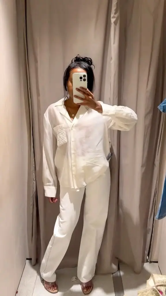 ✨ High street ulov koji neodoljivo podsjeća na košulju brenda Loewe!

Nova Zara košulja od prozračne tkanine, s reljefnim detaljem na džepu, spoj je pidžama kroja i nenametljivog luksuza koji osvaja na prvu.

Elegantna, svestrana i pristupačna – idealna za dnevne i večernje kombinacije.  

Sve o ovoj košulji otkrijte na linku u opisu profila!

#MagMe
