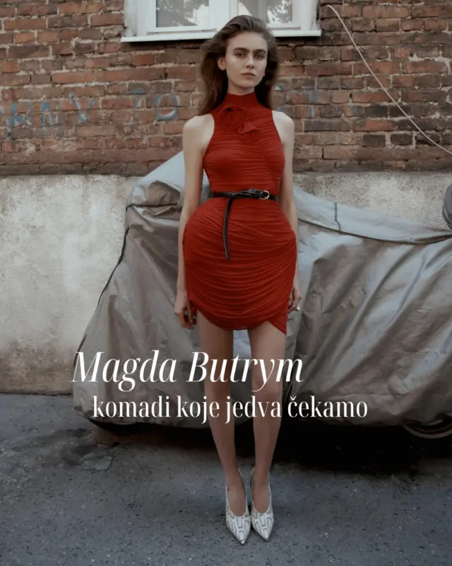 Magda Butrym ponovno očarava! Nova Pre-Spring 2026 kolekcija spoj je slavenske romantike i arhitektonske elegancije.

Od čipkastih haljina i baršunastih nabranih silueta do moćnih bomber jakni i blejzera s couture ramenima, svaka kombinacija slavi ženstvenost u njenim kontrastima. Sve detalje otkrivamo na linku u opisu profila!

#MagMe @magdabutrym