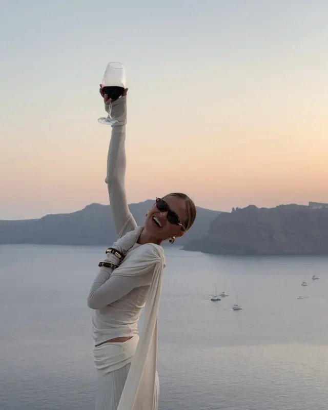 Cheers to Friday. 🍷

#MagMe @hannaschonberg