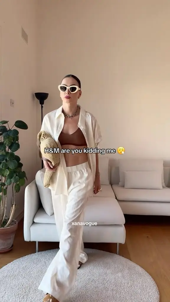 Kompleti su i dalje među najpraktičnijim i najefektnijim ljetnim outfitima: udobni, nosivi u raznim prilikama i lako se kombiniraju s drugim komadima. 💛

U H&M-ovoj novoj kolekciji pronašli smo krem komplet od oversized košulje i lepršavih hlača, izrađen od lagane tkanine sa suptilnim prugicama. Sve detalje donosimo na linku u opisu profila.

#MagMe @xanavogue